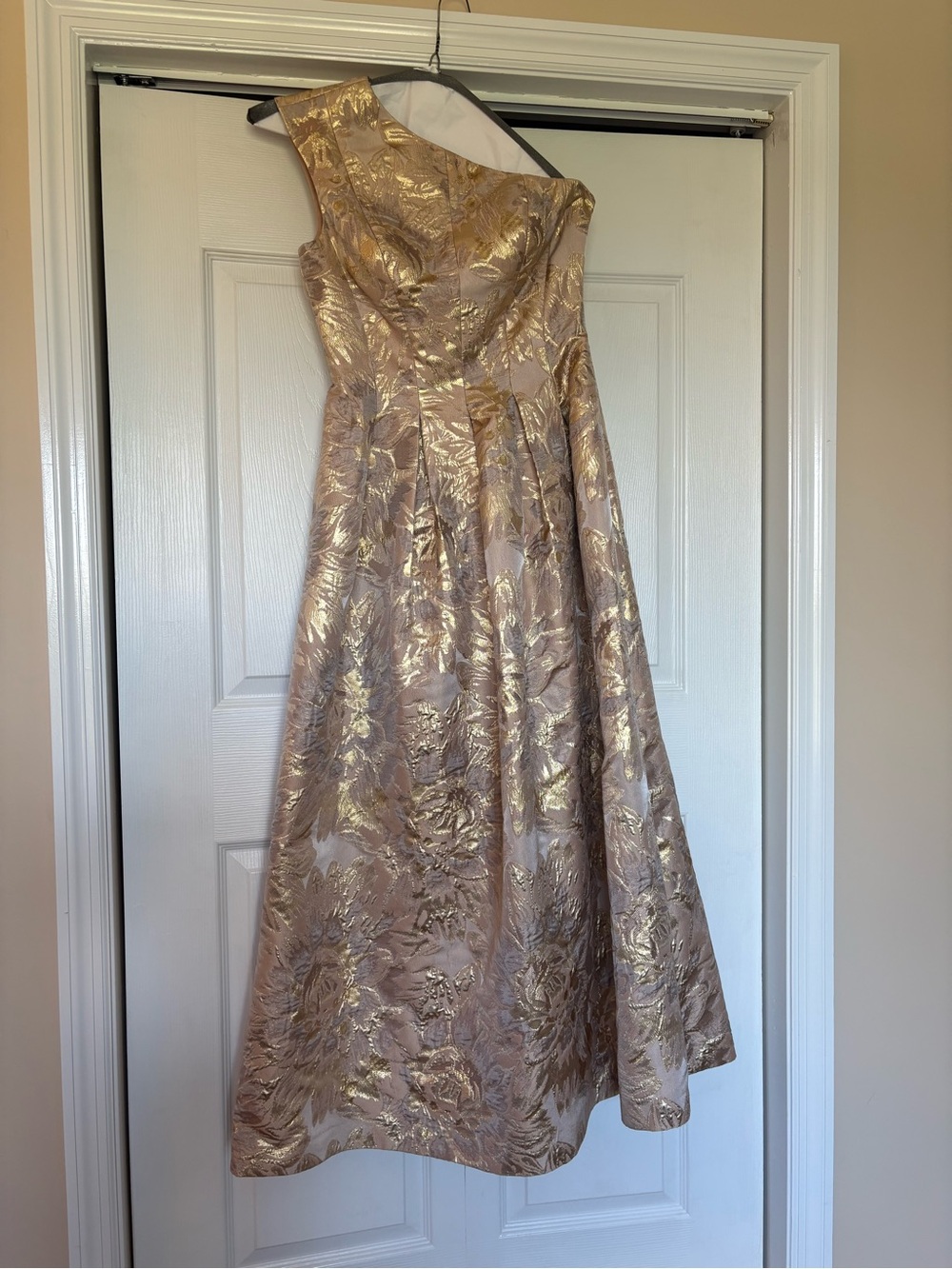 Kay Unger One-Shoulder Metallic Floral Midi Dress in Gold and Cream